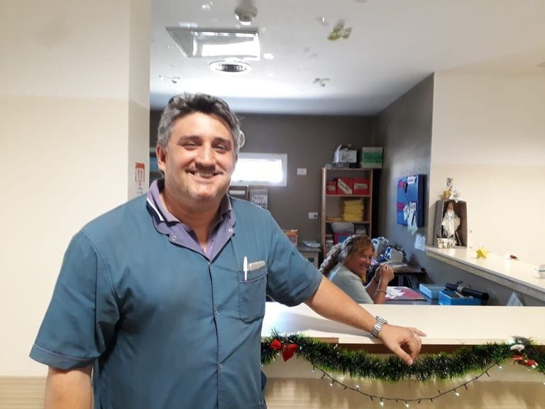 El doctor Fernando Arnedo en la clínica donde trabaja, en San Luis