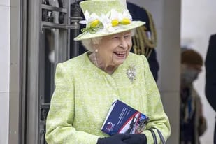 La reina Isabel reapareció en público tras la escandalosa entrevista de Harry y Meghan