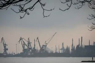 Foto del 23 de febrero del 2022 del puerto de Mariupol (Ucrania), con las grúas usadas para cargar y descargar mercancías. El tráfico se ha interrumpido totalmente en el Mar Negro como consecuencia de la invasión rusa de Ucrania. (AP Photo/Sergei Grits, File)