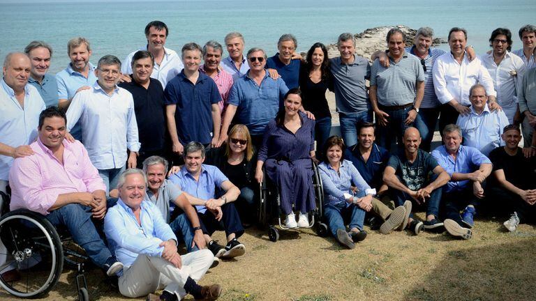 Frente al mar, así posó el equipo de gobierno en pleno, con el propio Macri incluido