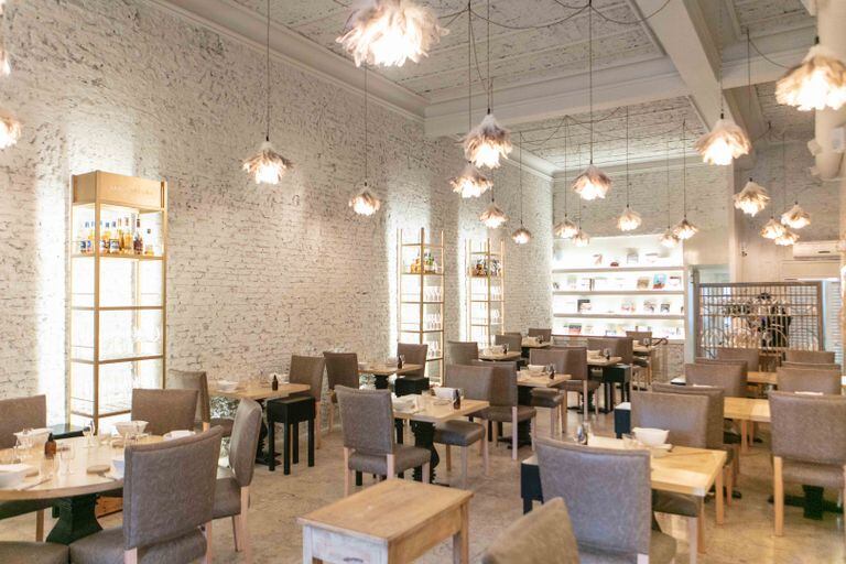 En 2021 Fernanda Sarasa y Patricio Negro cambiaron radicalmente la ambientación del restaurante que ahora luce blanco radiante. 
