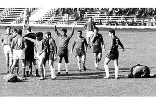 Imágenes de "La Batalla de Santiago", como fue bautizado el partido entre Chile e Italia en el Mundial de 1962