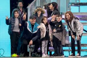 Foto de familia: el entorno de Cristina Kirchner se subió al escenario en el acto del 25 de Mayo