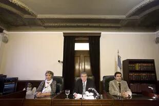 Los jueces Fátima Ruiz López, Rafael Alejandro Oliden (presidente) y Adrián Pérez Lance. 