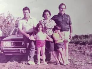 Patricia Ramos en su infancia, con su hermano y abuelos en el campo