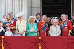8 de junio de 2019. Completamente integrada a la vida de los Windsor, la duquesa de Cornwall disfrutó del último Trooping the Colour (el tradicional espectáculo de colores que crean los aviones militares en el cielo) en el balcón de Buckingham junto a la reina y la familia real.