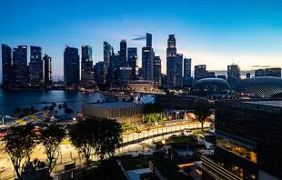 El impactante paisaje urbano del circuito callejero de Marina Bay, Singapur.