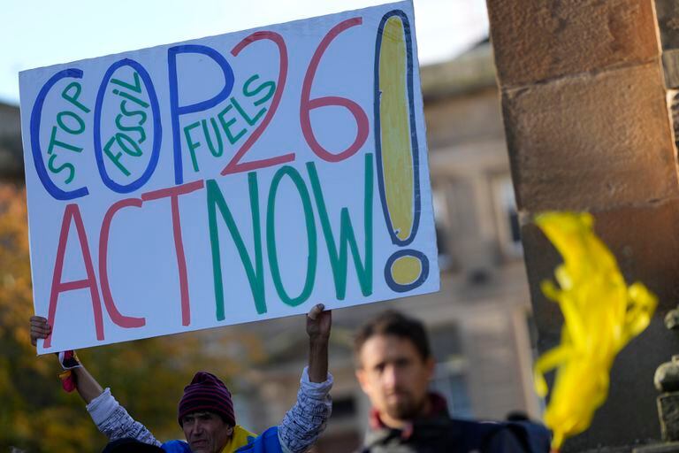 Activistas exigen más acciones al reunirse líderes en COP26 - LA NACION