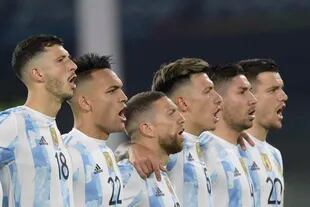 La selección argentina de fútbol canta su himno nacional