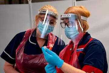 Enfermeras preparan las primeras dosis de la vacuna Pfizer-BioNTech COVID-19 en el Northern General Hospital en Sheffield, Yorkshire