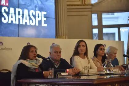 Graciela Saraspe, Arturo Larrabure, Victoria Villarruel, Lucía Montenegro y Lorenza Ferrari