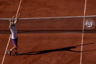 El griego Stefanos Tsitsipas festeja su triunfo sobre el alemán Alexander Zverev en duelo de las semifinales del Abierto de Francia, en Roland Garros 