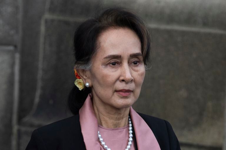 ARCHIVO - La líder de Myanmar, Aung San Suu Kyi, abandona la Corte Penal Internacional tras el primero de tres días de vistas en La Haya, Holanda, el 10 de diciembre de 2019. Una corte de Myanmar condenó el lunes 10 de enero de 2022 a la derrocada líder del país, Aung San Suu Kyi, a cuatro años más de prisión tras declararla culpable de importación y posesión ilegal de unos walkie-talkies y de incumplir las restricciones contra el coronavirus.  (AP Foto/Peter Dejong, Archivo)