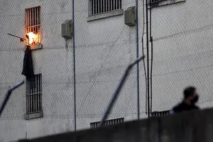 Los reclusos incendian objetos en el interior de la cárcel