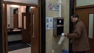 Para evitar el robo de papel en los baños públicos, las autoridades chinas decidieron instalar expendedoras con sistemas de reconocimiento facial