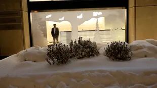 La altura de la nieve en las calle de Nueva York llega a las vidrieras de los comercios