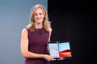 Carmen Zlateff, de Microsoft, muestra un prototipo de la Surface Neo