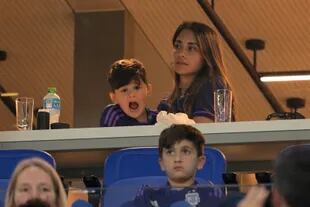 La esposa del delantero argentino  Lionel Messi, Antonela Roccuzzo, y sus hijos Ciro  y Thiago se sientan en la tribuna mientras esperan el inicio del partido de fútbol del Grupo C de la Copa Mundial Qatar 2022, entre Polonia y Argentina en el Estadio 974