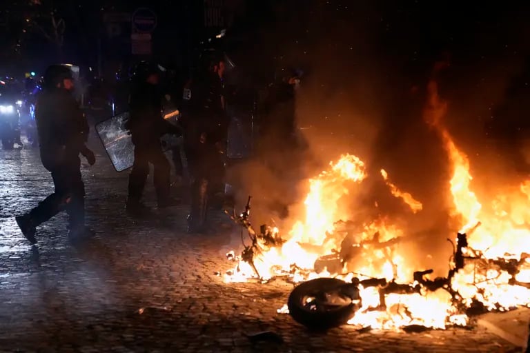 Torcedores marroquinos entraram em confronto com a polícia durante as comemorações das eliminatórias