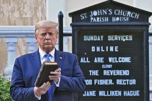 El presidente Donald Trump posa con una Biblia en la mano frente a una iglesia dañada en las protestas por la muerte de George Floyd