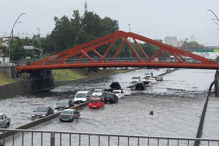 Avenida General Paz inundada.
