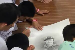 Rescate en Tailandia: los chicos homenajearon al buzo que murió en el operativo