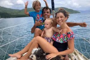 La familia argentina que vive en un velero en Brasil hace 3 años y recibe huéspedes a bordo