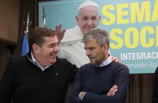 El intendente Guillermo Montenegro y el ministro Juan Zabaleta; detrás asoma la imagen del papa Francisco