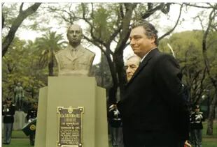 Arturo Larrabure, en la inauguración del busto de su padre que se encuentra en el barrio porteño de la Recoleta.