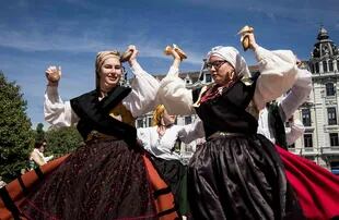 Danza tradicional frente al Ayuntamiento de Oviedo.