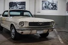 Vive hace 50 años de recuperar modelos clásicos y reconstruyó de cero un Mustang ‘66