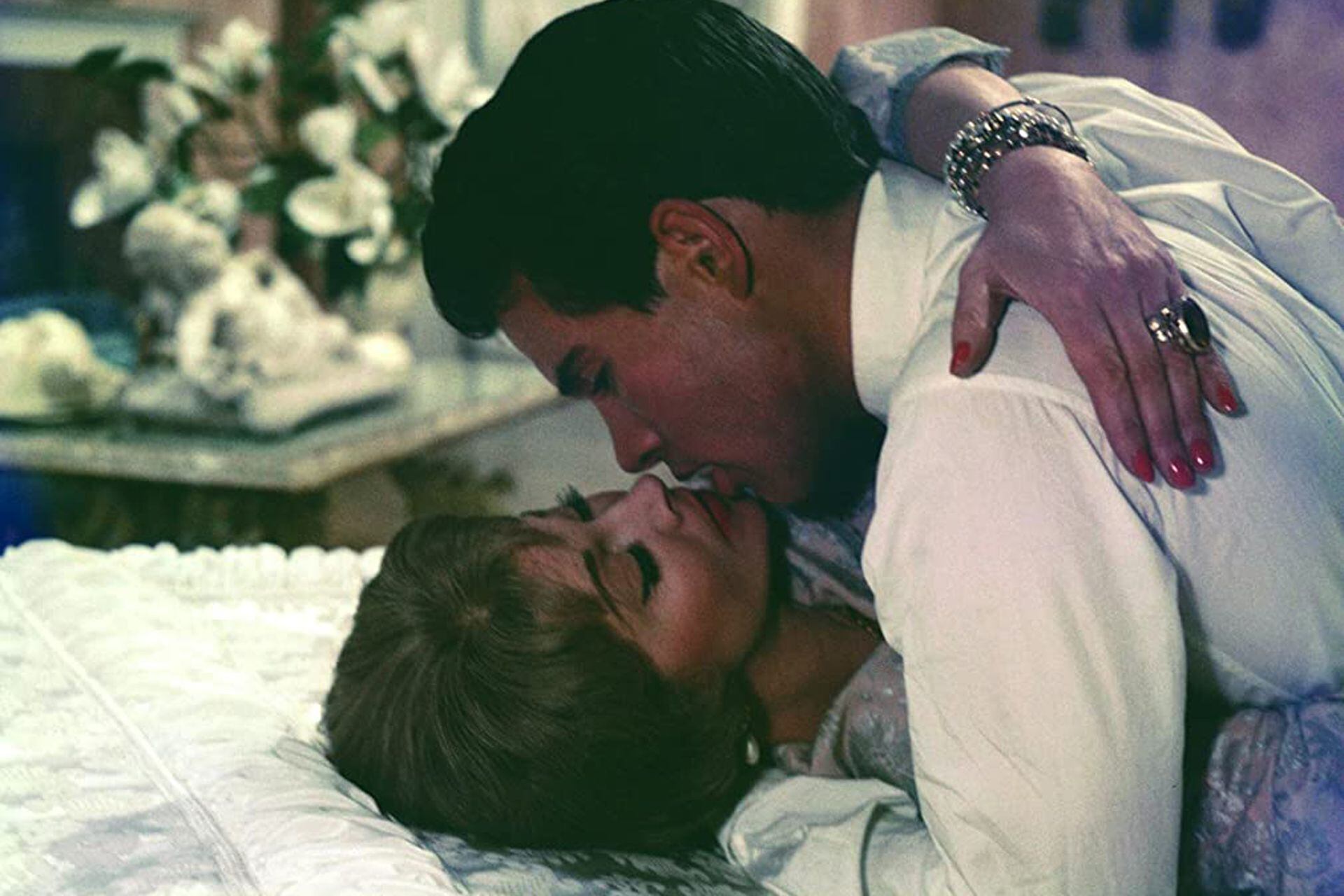 Warren Beatty, en una escena de Primavera romana (The Roman Spring of Mrs. Stone) con Vivien Leigh