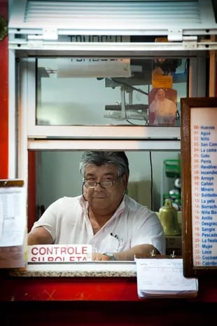 Vendedor de lotería en el mercado de la capital santiagueña.