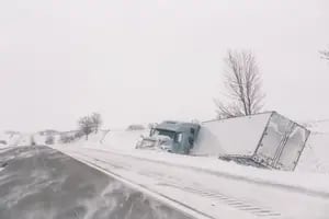 El momento en el que un camión pierde el control debido a las rutas congeladas