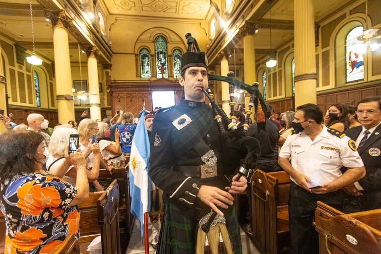 La ceremonia por los caídos de ambos países en la Guerra de Malvinas comenzó con un desfile de la Guardia Escocesa de Buenos Aires 