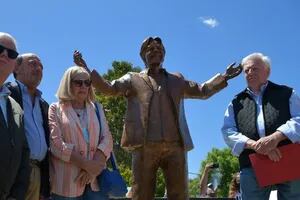 Inauguraron la estatua de Sergio Denis en la colonia alemana Pueblo San José, donde nació