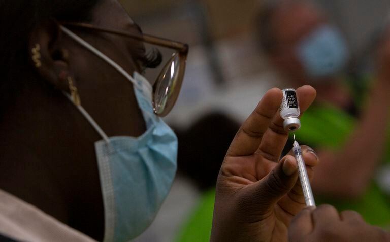 Una enfermera prepara una vacuna de Pfizer contra el COVID-19 en la Villa de Vacunación, en Amberes, Bélgica