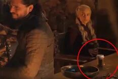 Emilia Clarke reveló quién dejó el vaso de café en la toma de Game of Thrones