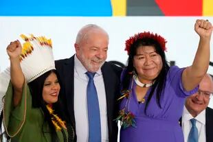 De izquierda a derecha, la nueva ministra de Pueblos Indígenas de Brasil, Sonia Guajajara, el presidente Luiz Inacio Lula da Silva, y la nueva jefa de Asuntos Indígenas, Joenia Wapichana, en la ceremonia de investidura de Lula en el Palacio Planalto, en Brasilia, el 11 de enero de 2023. (Foto AP/Eraldo Peres)