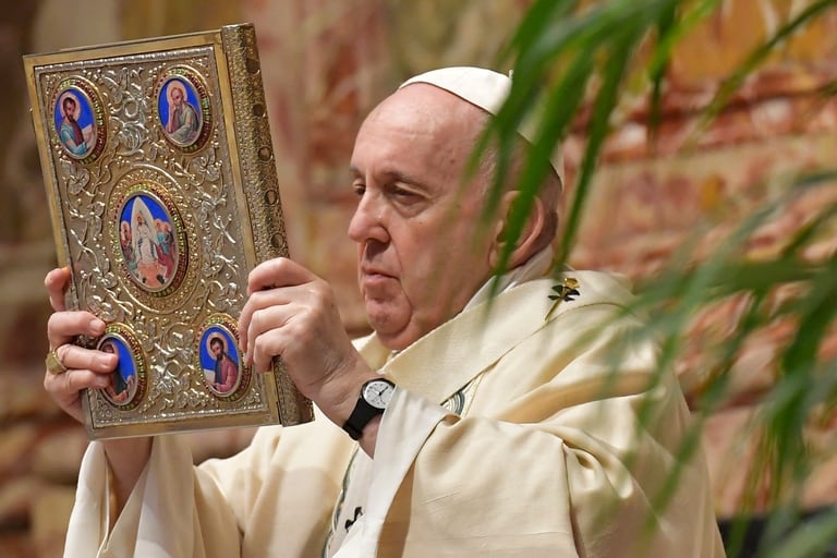 El Papa Francisco sostiene el Libro de los Evangelios mientras celebra la Misa de Pascua