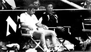 Roscoe Tanner en la final de Copa Davis 81 ante la Argentina, junto con el capitán Arthur Ashe: perdió en la primera jornada con Batata Clerc