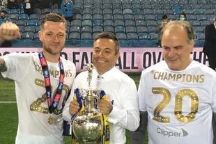 Liam Cooper, el capitán del equipo, Radrizzani y Bielsa, el día de la celebración del ascenso de Leeds a la Premier League, en julio.