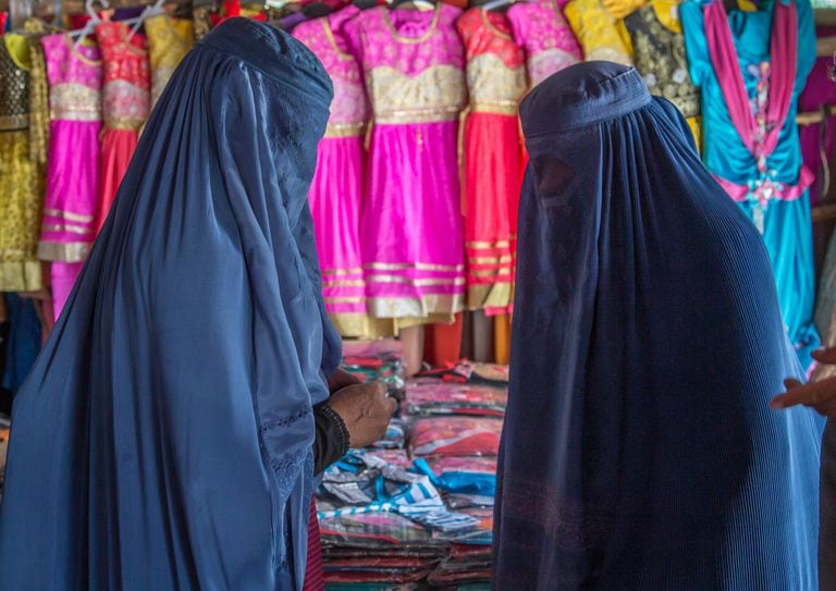 Mujeres usando burkas en Afganistán
