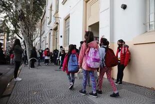 Ansiosos, los chicos hicieron fila a ambos lados del ingreso a la escuela Juan Crisóstomo Lafinur, en Palermo