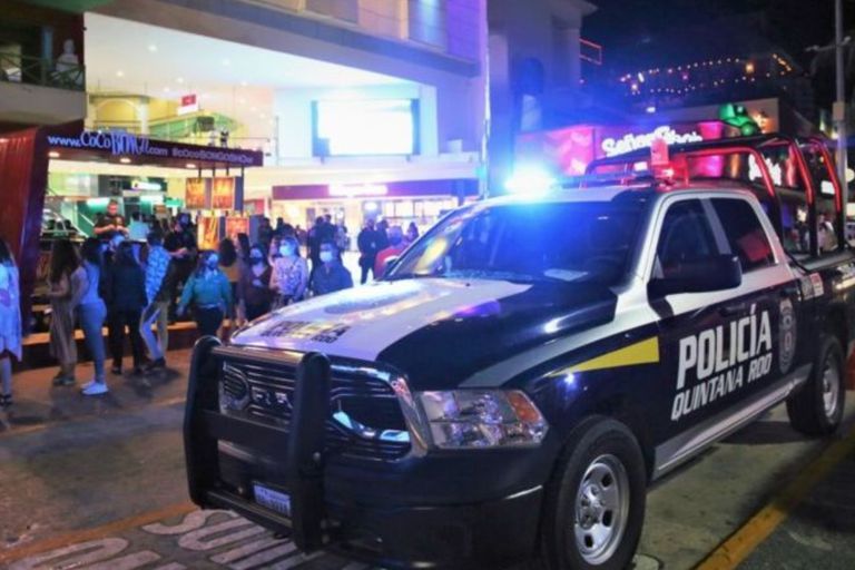 El último fue un tiroteo ocurrido en Puerto Morelos el pasado jueves y que dejó dos "narcomenudistas" (vendedores de droga) muertos en el club de playa de un hotel lleno de turistas extranjeros, informó la Fiscalía General estatal