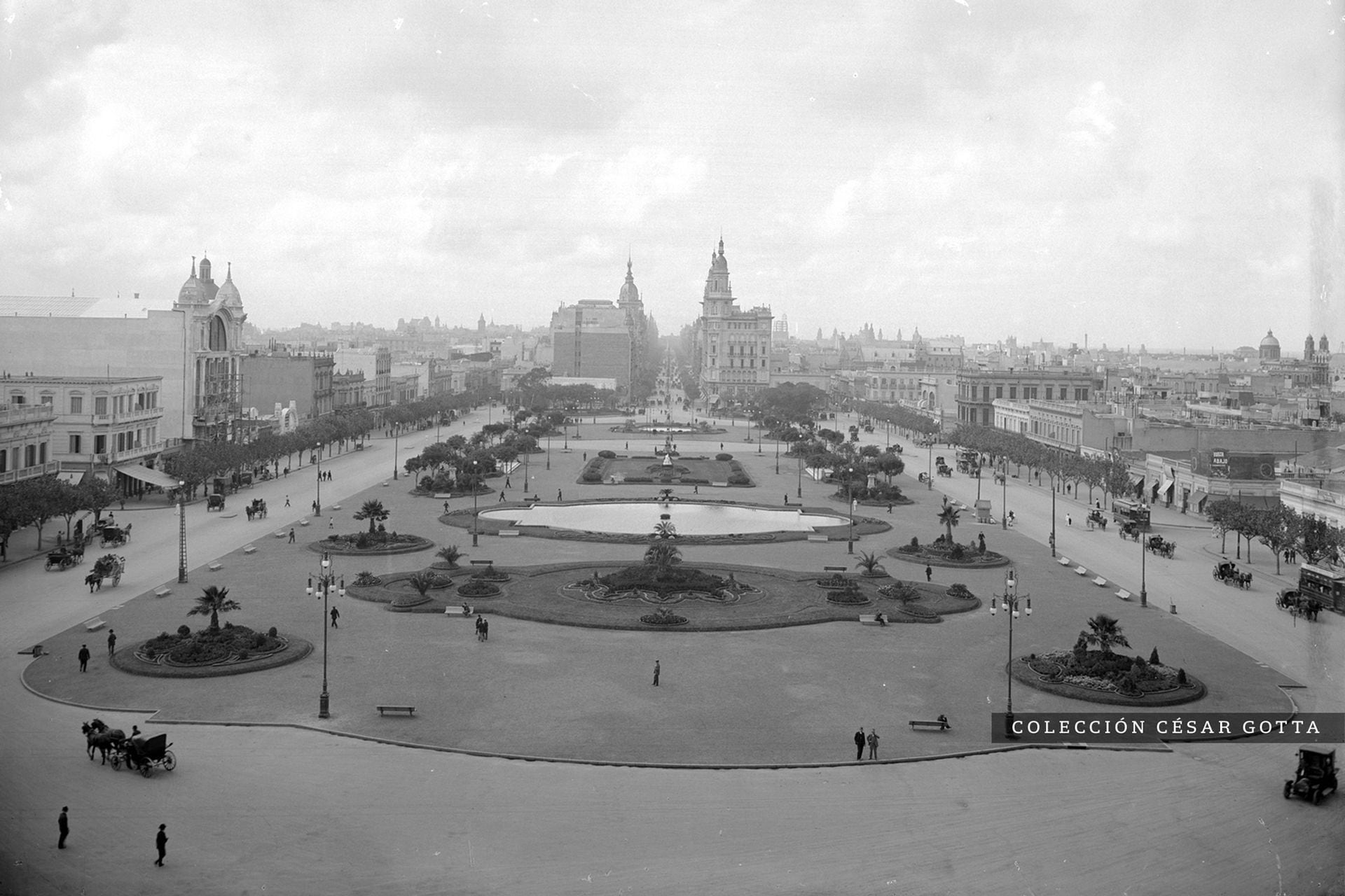 La Plaza del Congreso, antes de la construcción del monumento, que data de 1914. Ya estaba erigiddo el edificio La Inmobiliaria, que es de 1909.