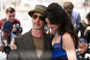 Anne Hathaway and Jeremy Strong pose in front of dozens of paparazzi before the screening of Armageddon Time
