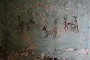 Pinturas carcelario-rupestres en una celda abandonada