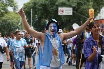 El público ingresa al Monumental para el partido entre Argentina versus Panamá. Las réplicas de copas no ingresan al estadio