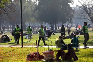 Voluntarios del Ministerio de Educación porteño recorrieron Parque Saavedra pidiendo que la gente use tapabocas